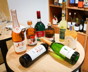 Photo bouteilles tables caviste montpellier degustation sans alcool